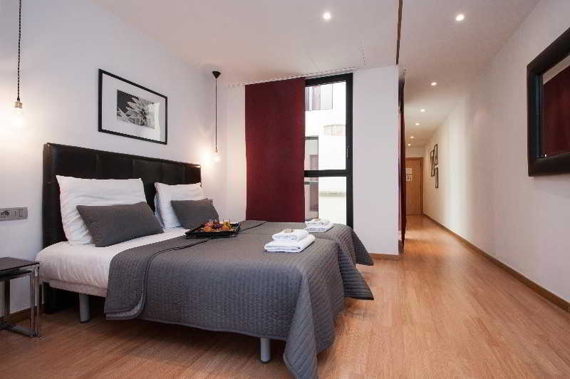Short Stay Group Liceu Serviced Apartments บาร์เซโลนา ภายนอก รูปภาพ