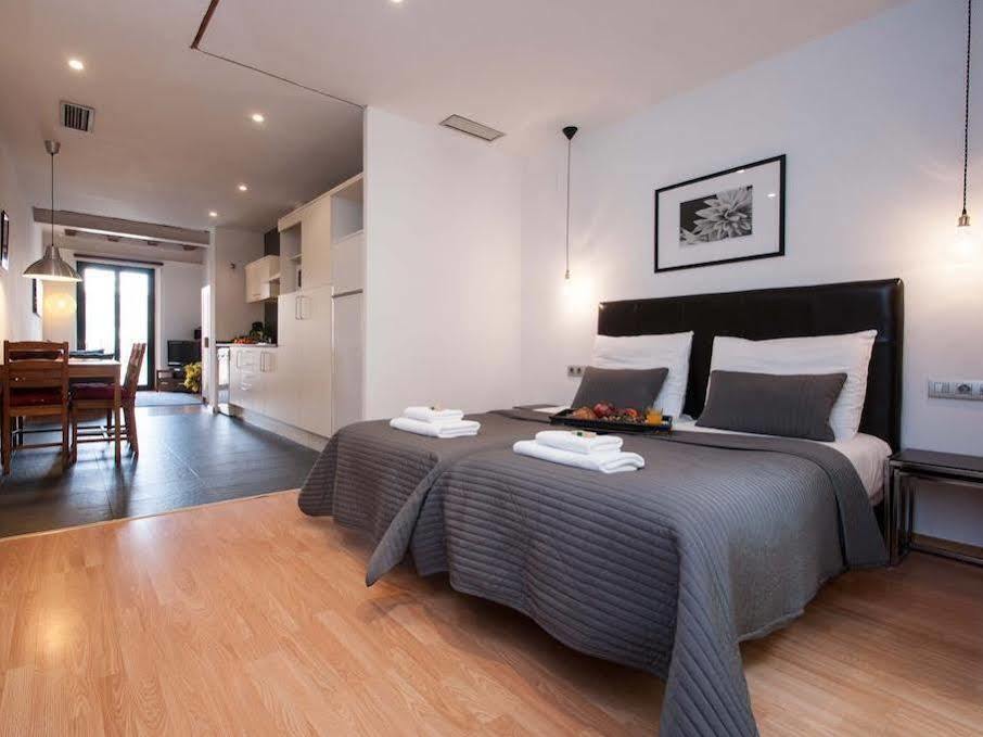 Short Stay Group Liceu Serviced Apartments บาร์เซโลนา ภายนอก รูปภาพ