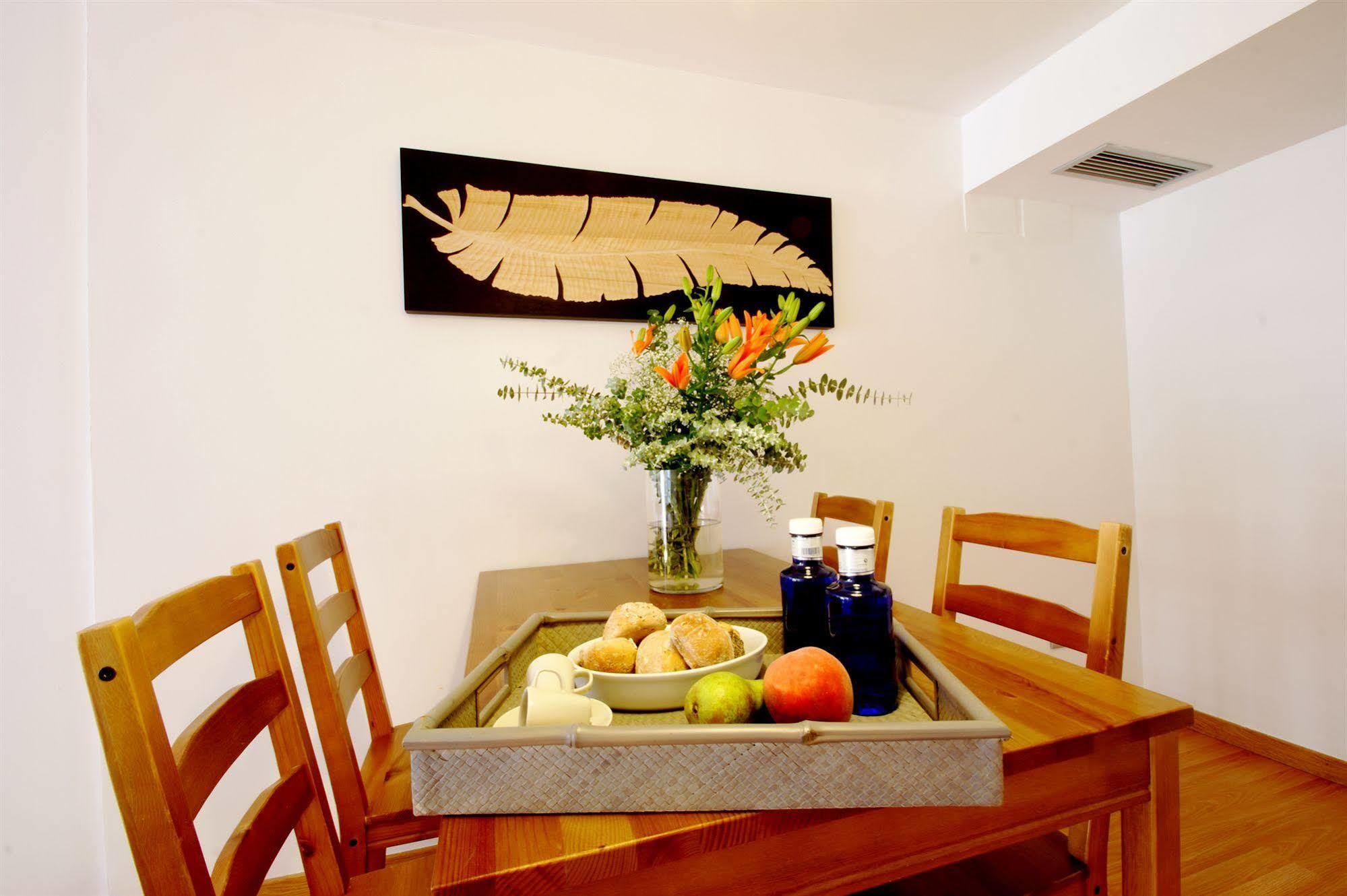 Short Stay Group Liceu Serviced Apartments บาร์เซโลนา ภายนอก รูปภาพ