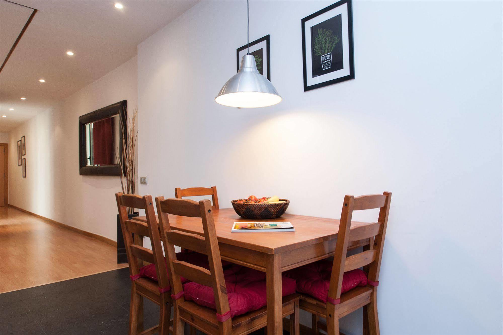 Short Stay Group Liceu Serviced Apartments บาร์เซโลนา ภายนอก รูปภาพ