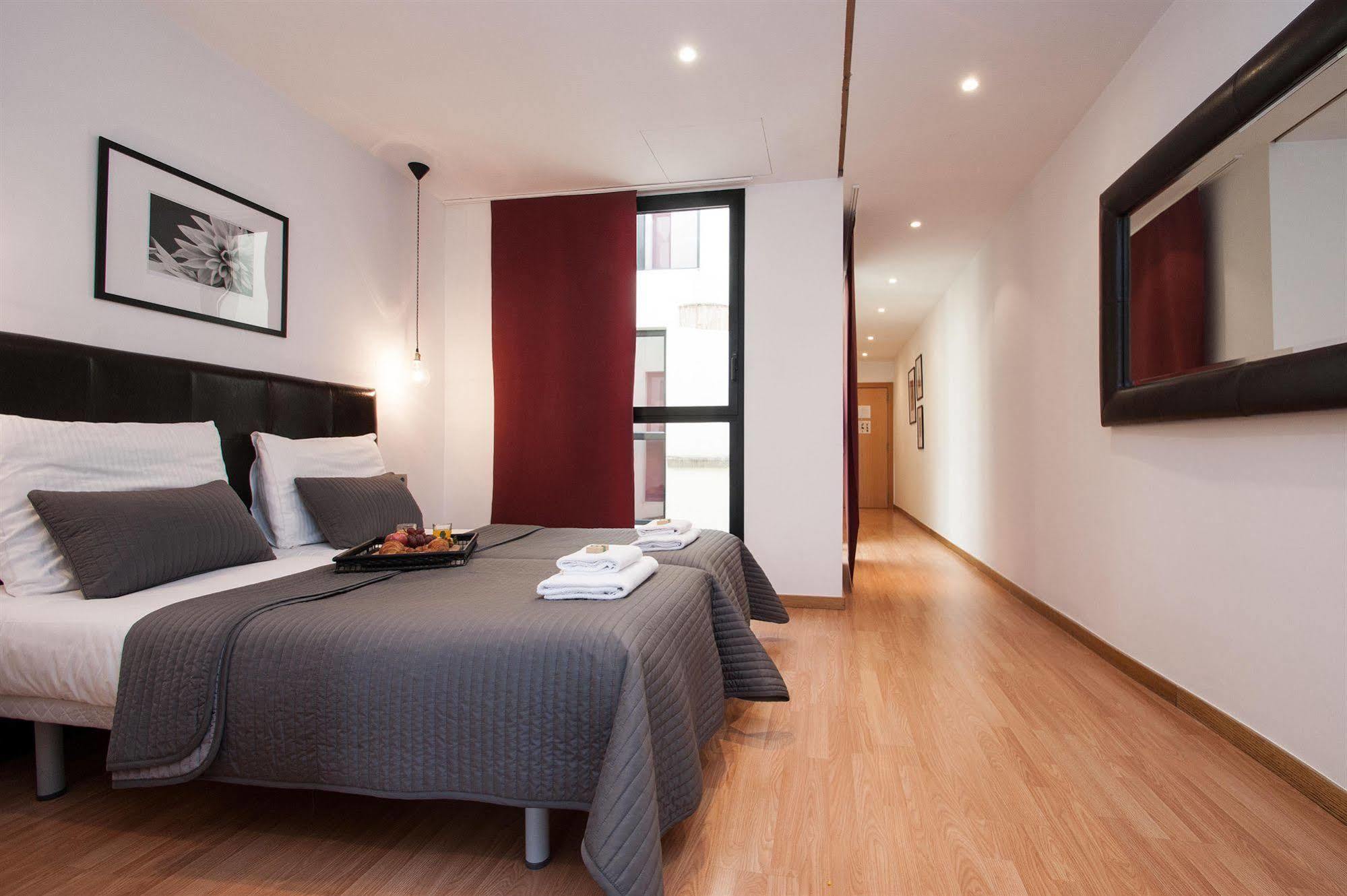 Short Stay Group Liceu Serviced Apartments บาร์เซโลนา ภายนอก รูปภาพ