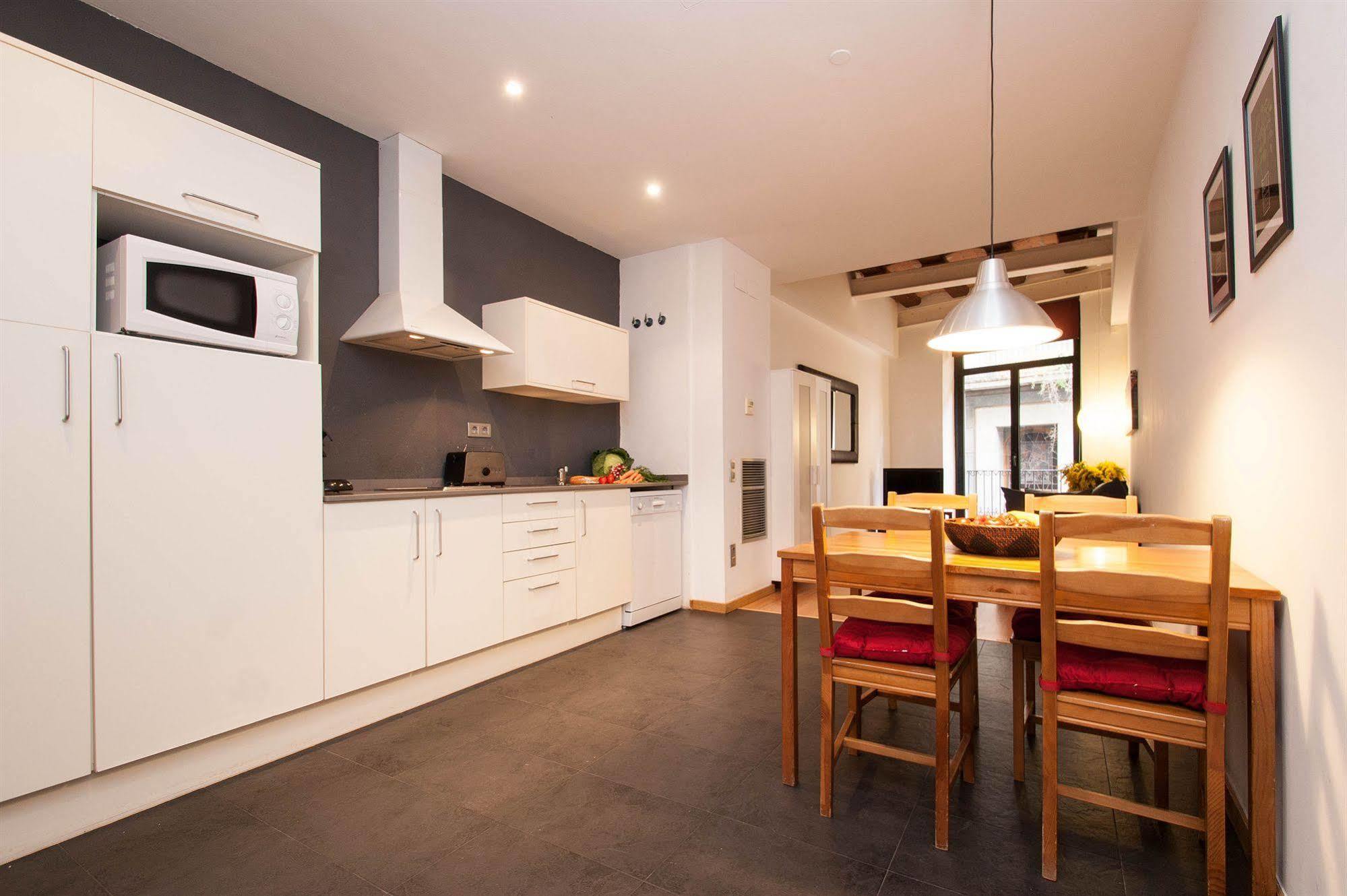 Short Stay Group Liceu Serviced Apartments บาร์เซโลนา ภายนอก รูปภาพ