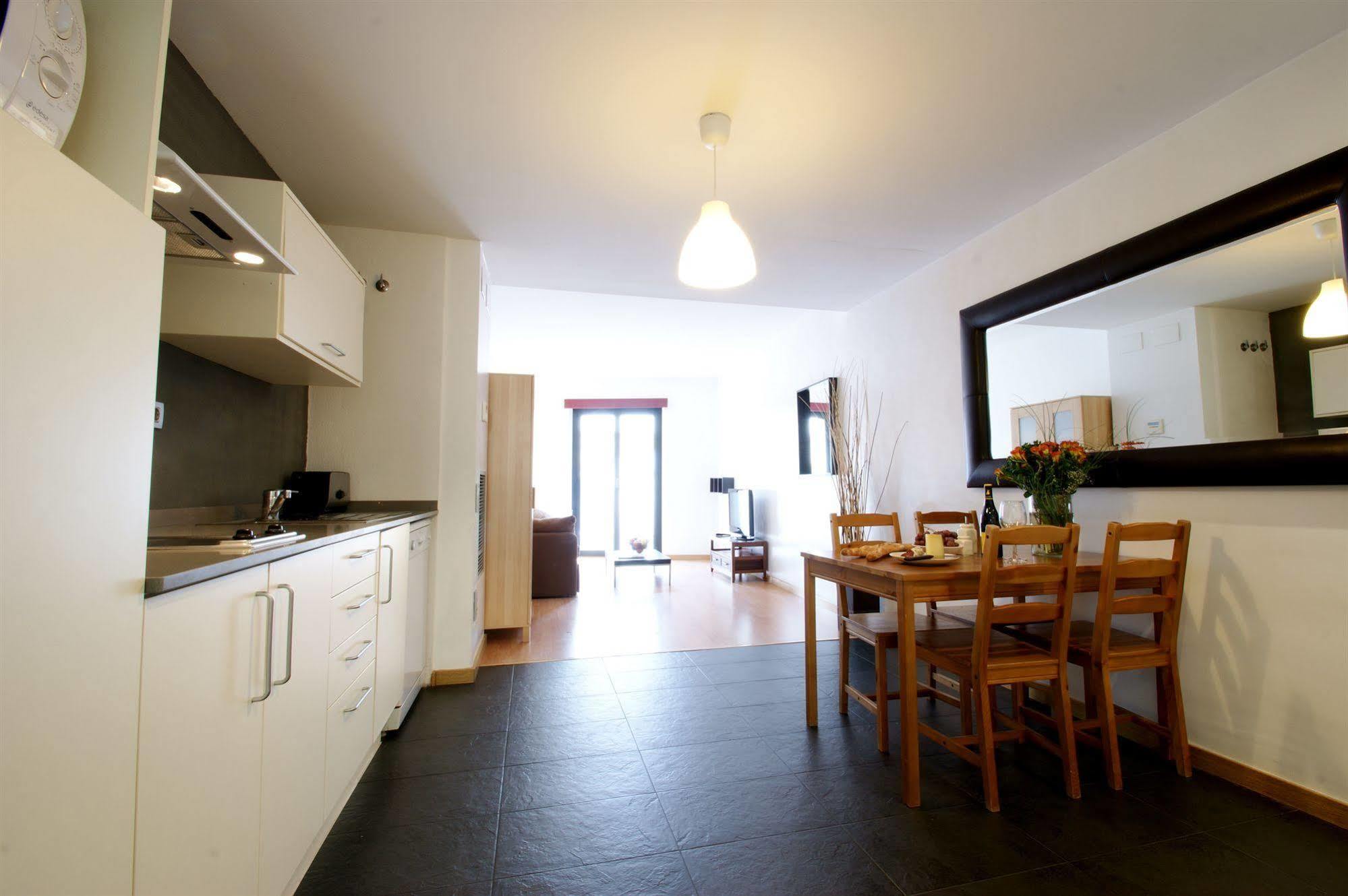 Short Stay Group Liceu Serviced Apartments บาร์เซโลนา ภายนอก รูปภาพ