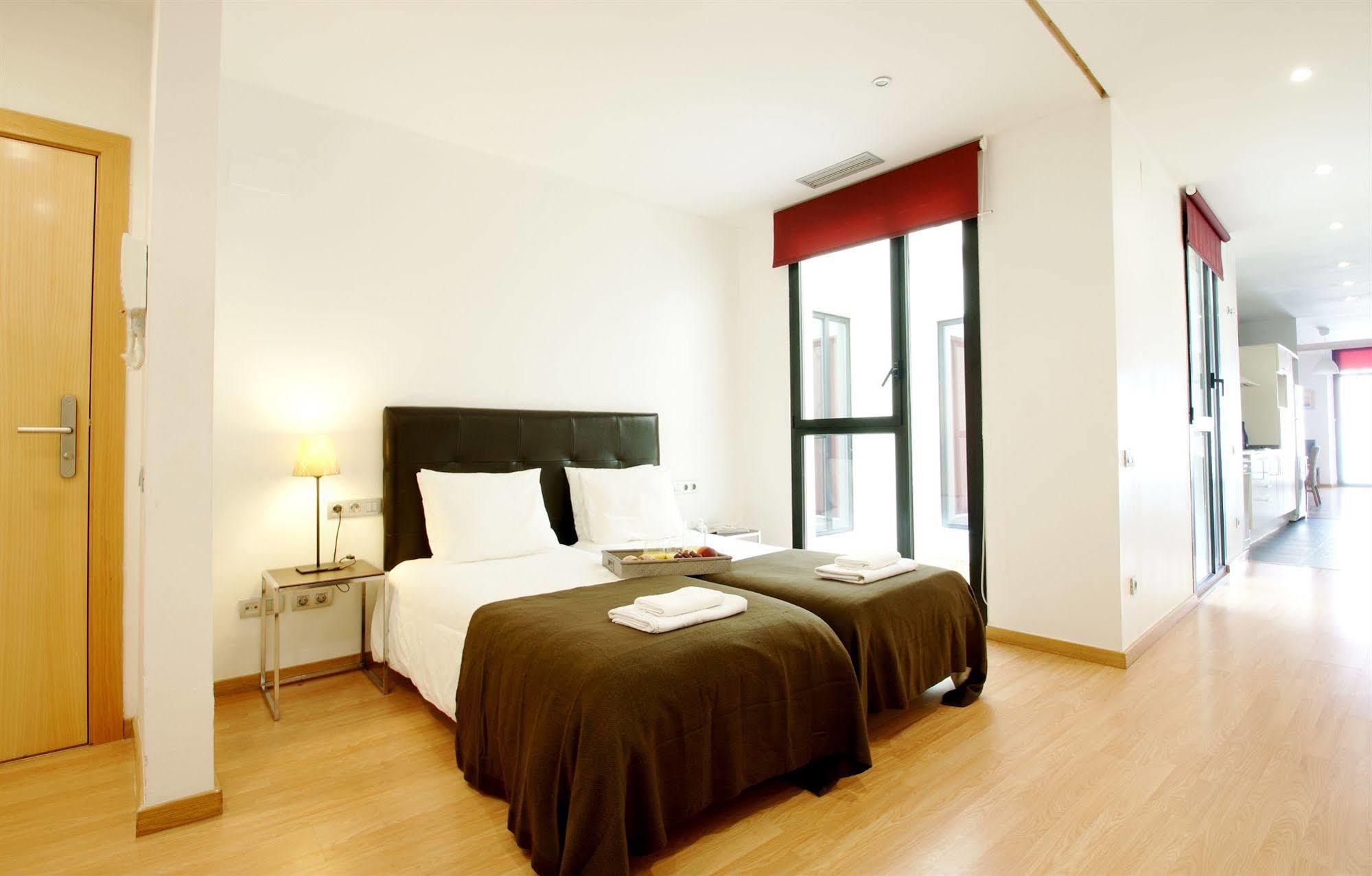 Short Stay Group Liceu Serviced Apartments บาร์เซโลนา ภายนอก รูปภาพ